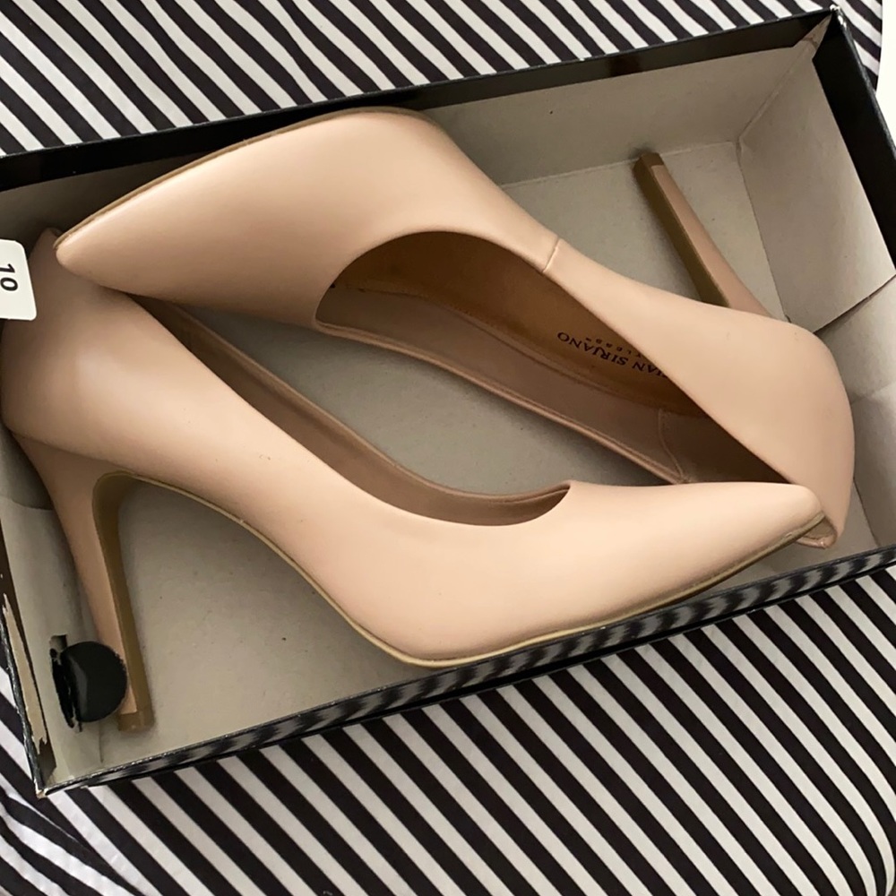 Nude pumps